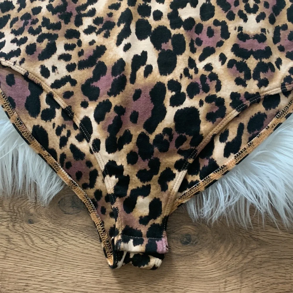 NWT Kendall + Kylie Animal Print Sleeveless V-Neck Bodysuit Womens Small - Picture 3 of 6